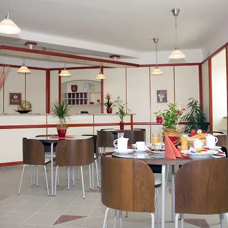 Ξενοδοχείο Ostrov Garni 3*